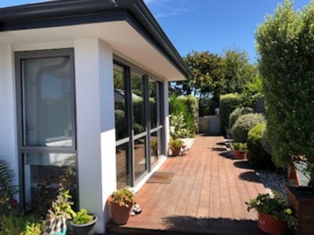 A Little Bit Beachy Modern Guest Room And Private Toilet Christchurch Extérieur photo